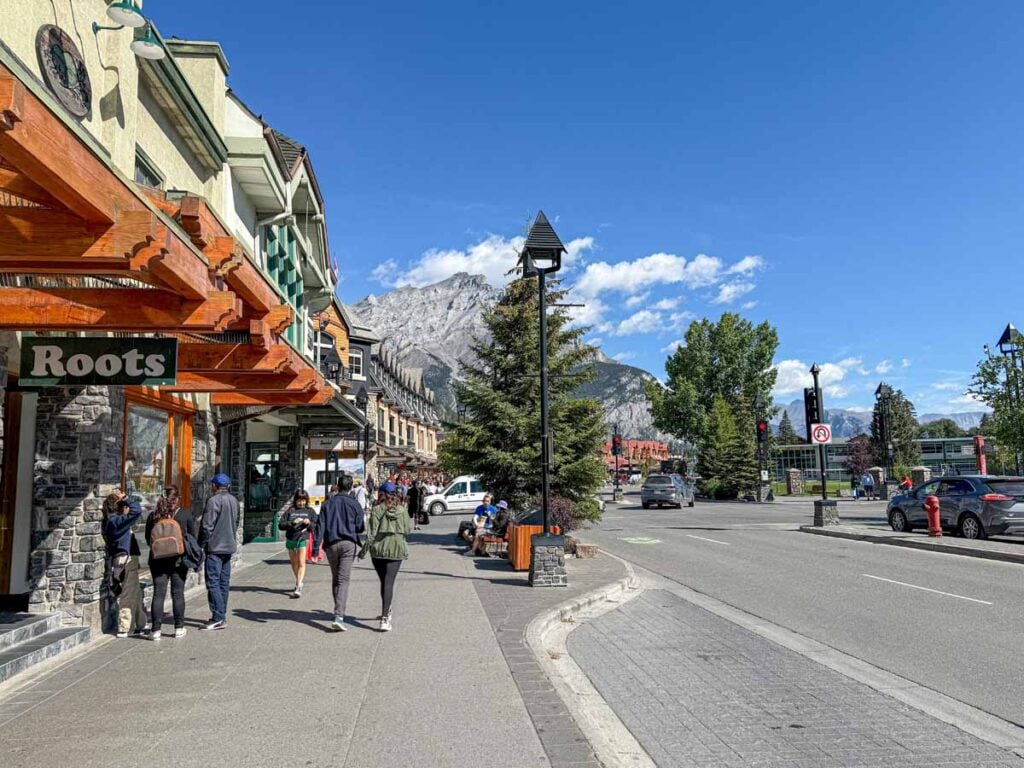 An image of a less crowded Banff Avenue on a weekday in August.